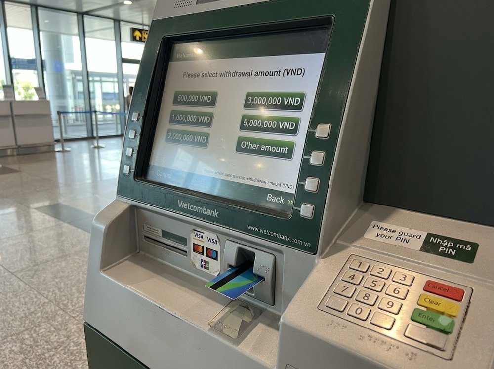 나트랑 공항 자동 입출금기 화면의 영어 인터페이스와 베트남 동화 인출 한도 선택 화면