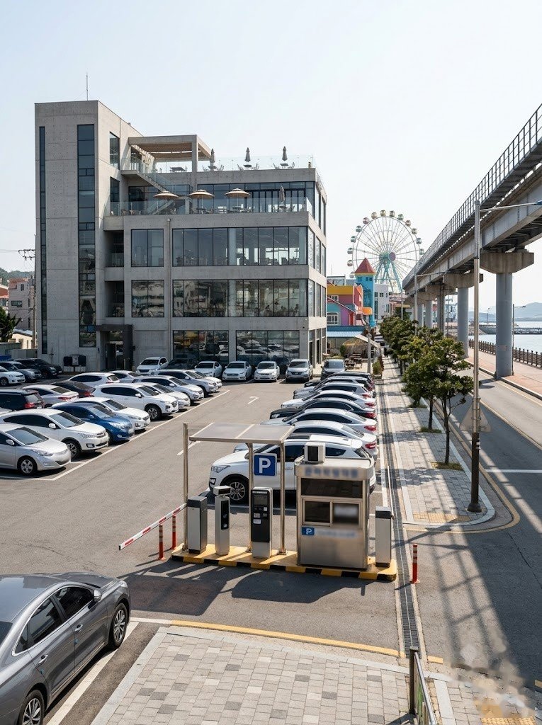 월미도 해안가 근처 주차장과 상가 건물 전경
